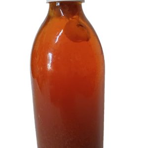 Aceite de hierbas en botella de vidrio con tapa blanca.